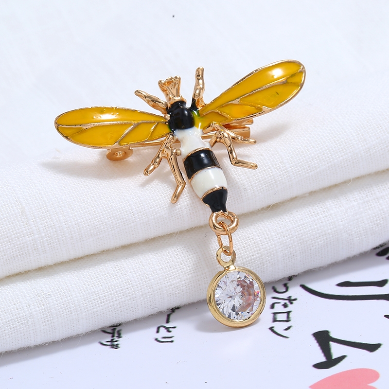 Fashionable, simple and exquisite crystal butterfly pearl small brooch chest flower