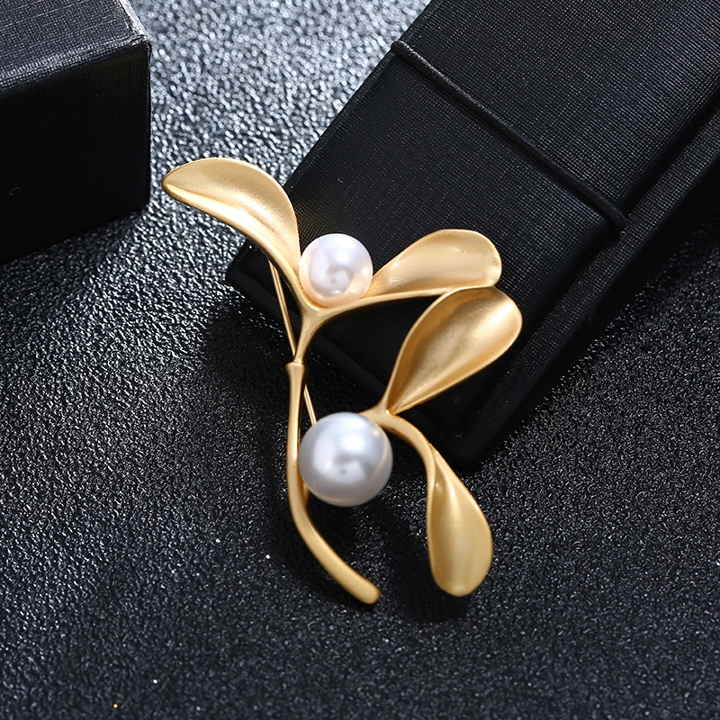 Flower and pearl gold beautiful luxurious temperament brooch chest flower