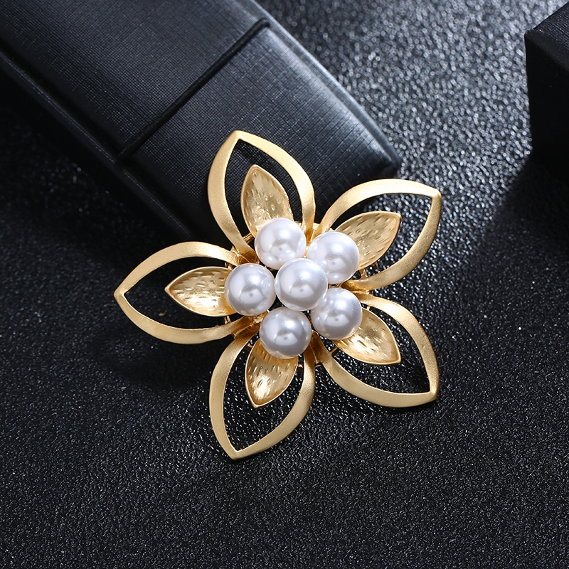 Flower and pearl gold beautiful luxurious temperament brooch chest flower