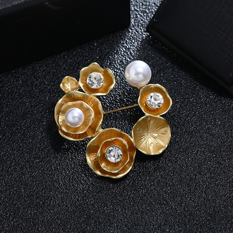 Flower and pearl gold beautiful luxurious temperament brooch chest flower