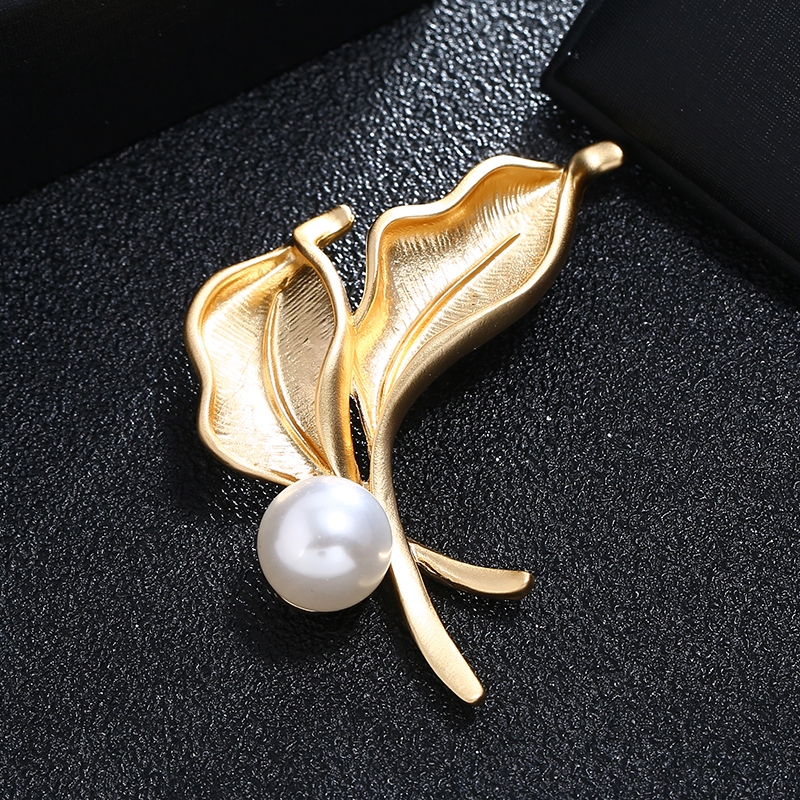 Flower and pearl gold beautiful luxurious temperament brooch chest flower