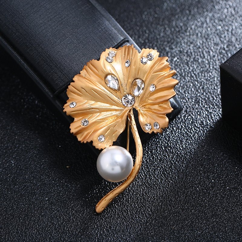 Flower and pearl gold beautiful luxurious temperament brooch chest flower