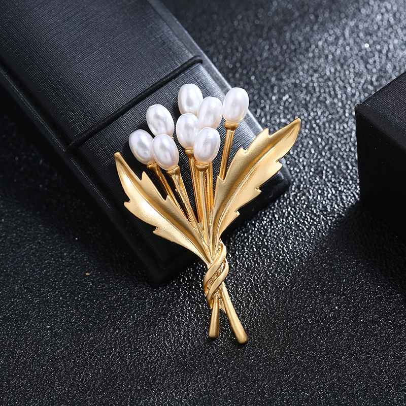 Flower and pearl gold beautiful luxurious temperament brooch chest flower