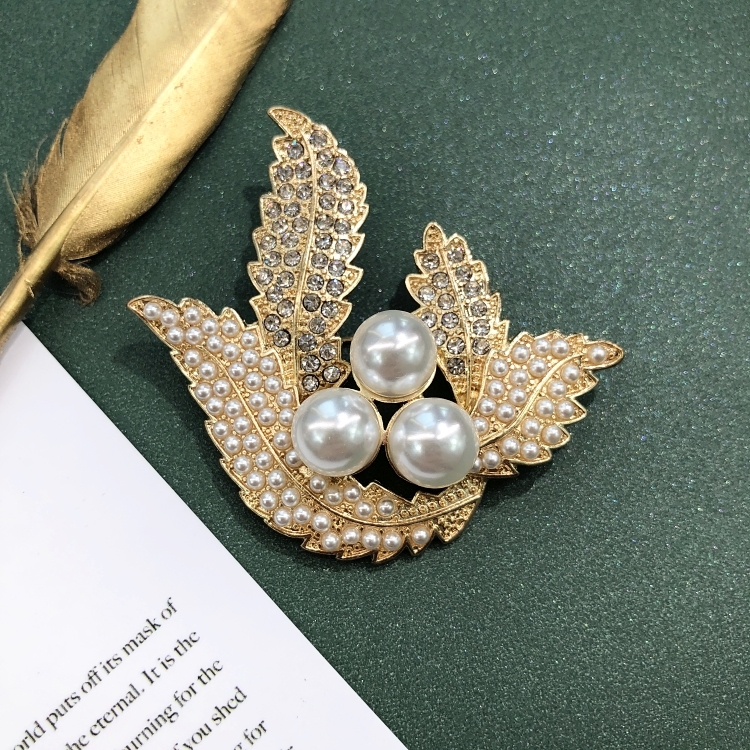 Retro Baroque Western Matte Gold Pearl Crown Palace Jewel Brooch Chest Flower