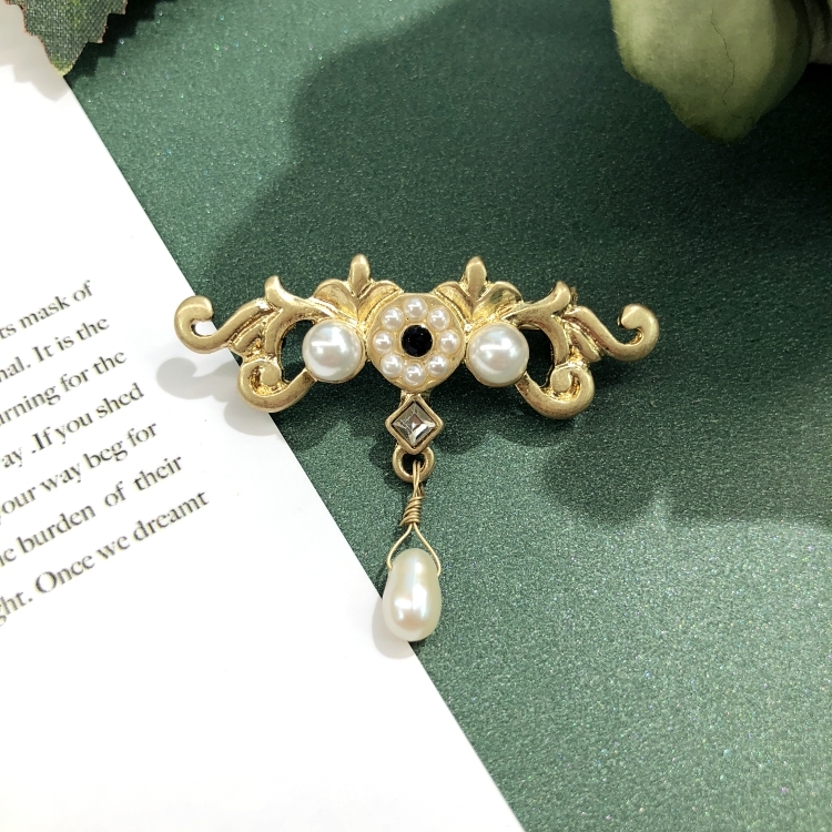 Retro Baroque Western Matte Gold Pearl Crown Palace Jewel Brooch Chest Flower