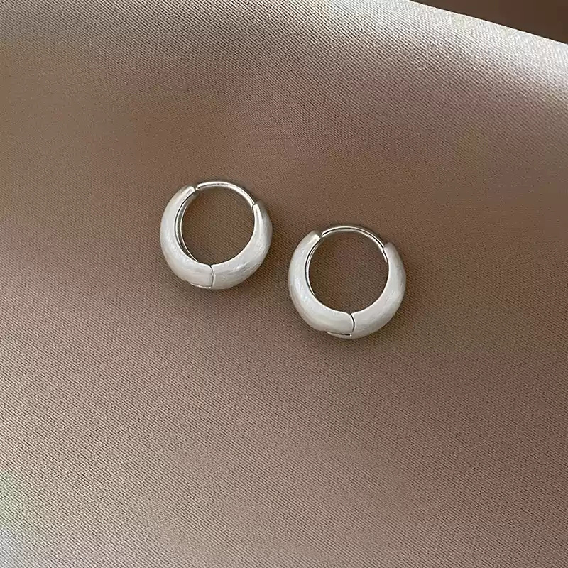 Silver matte ring ear buckle, versatile for daily use