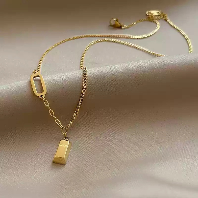 Small square necklace