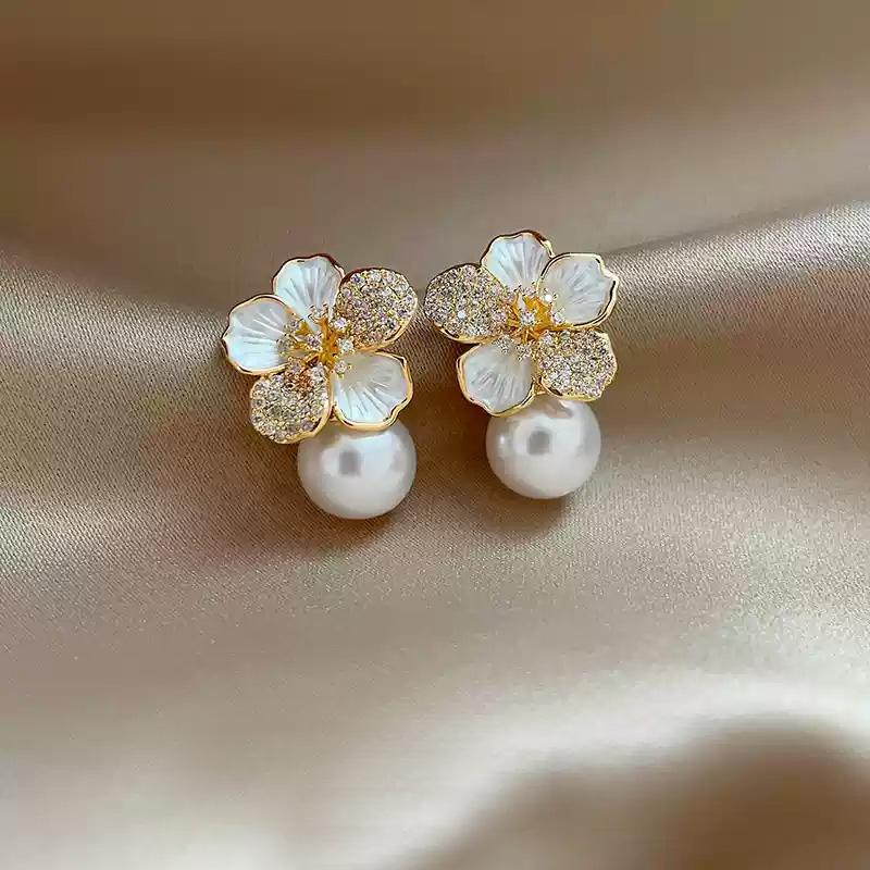 Light luxury camellia pearl earrings~