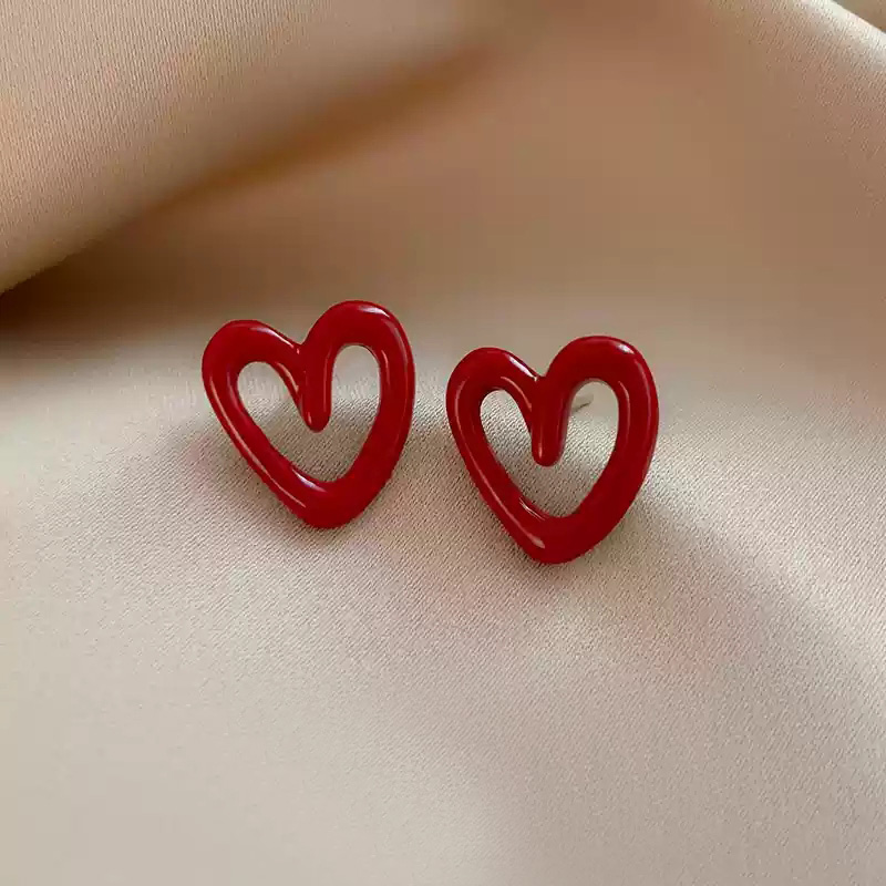 Red hollowed out heart-shaped earrings~