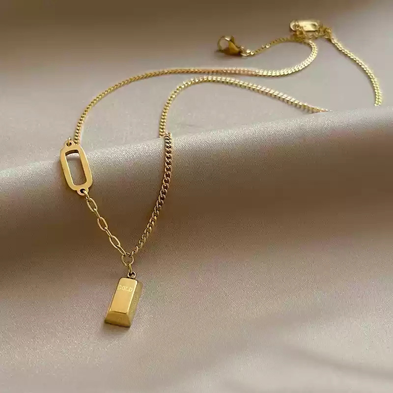 Small square necklace