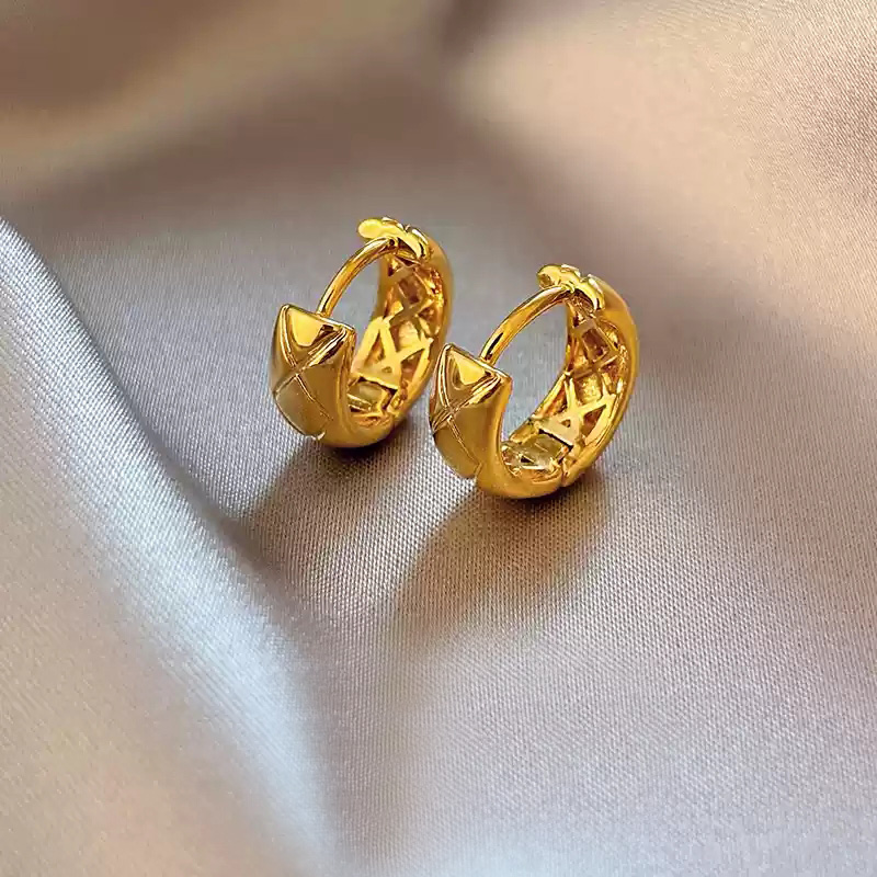 Diamond patterned earrings in gold