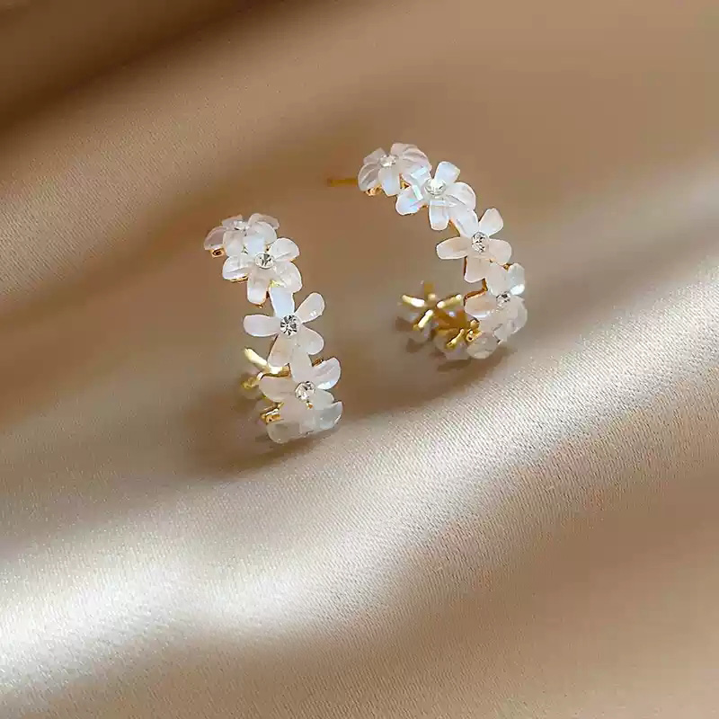 Milk white flower wreath earrings