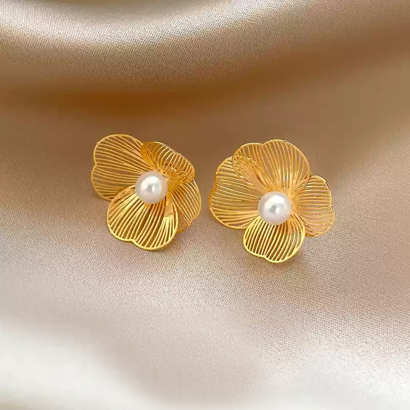 Brushed gold flower pearl earrings~