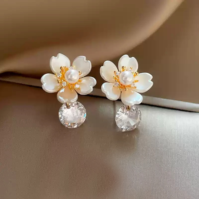 Pearl flower zircon earrings