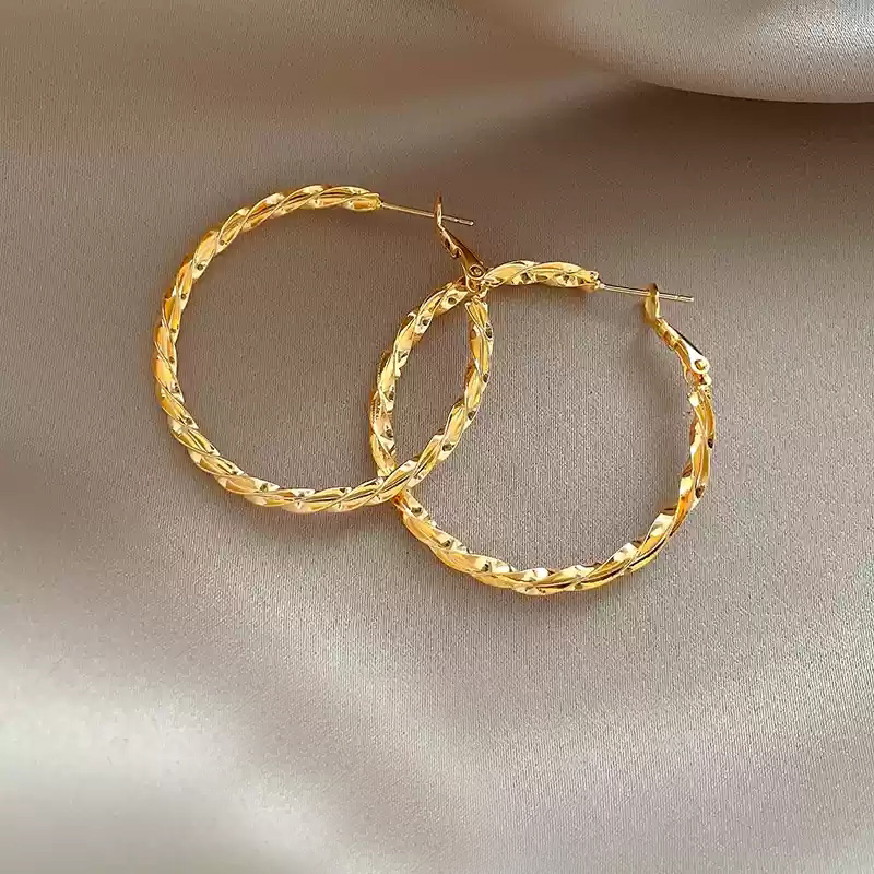 M ö bius Gold Earrings