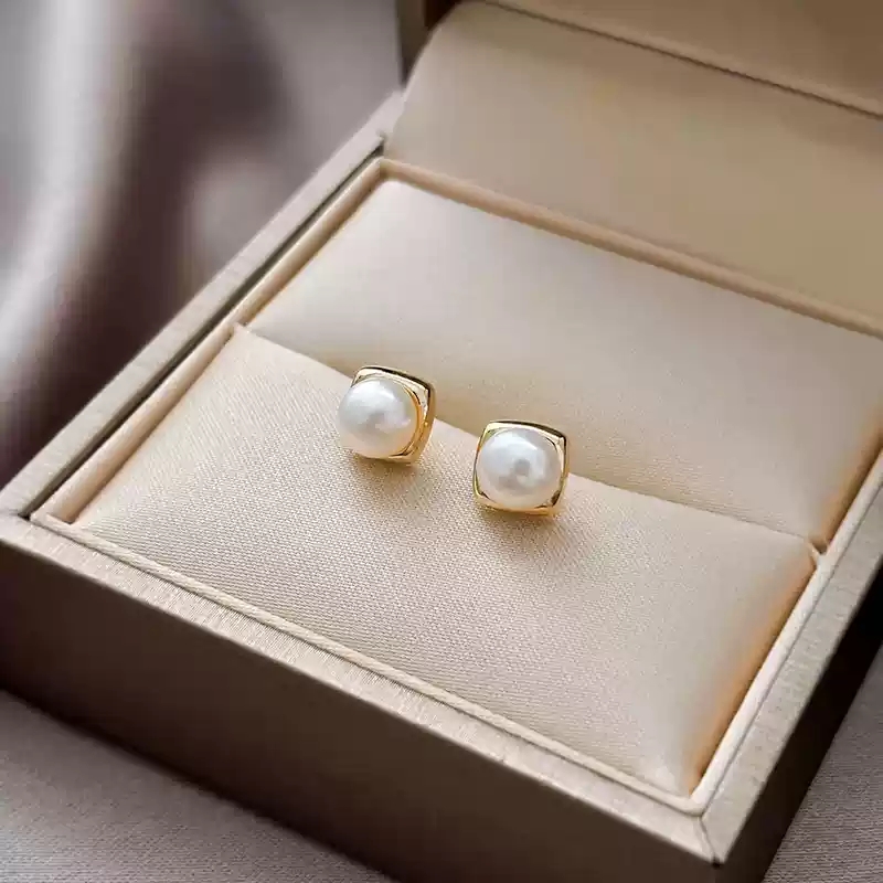 Square pearl earrings