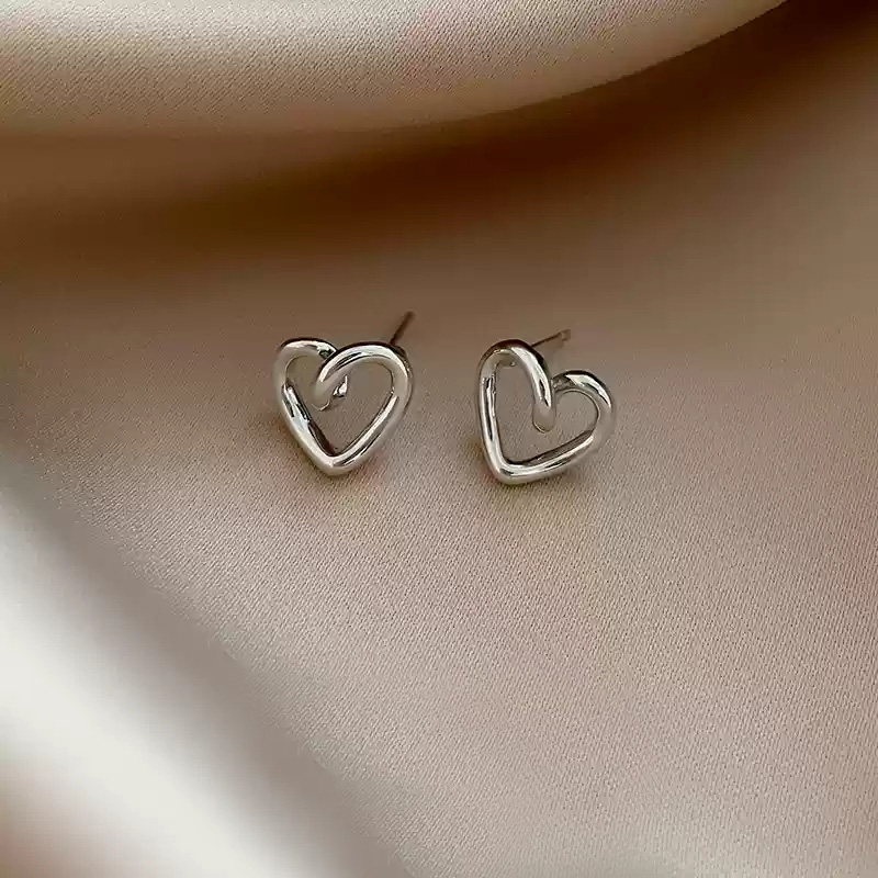 Hollow out heart-shaped earrings~