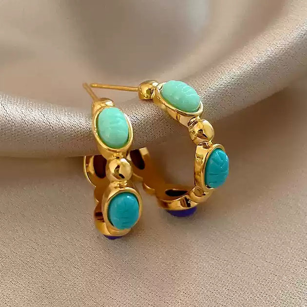 A pair of turquoise C-shaped earrings and 925 silver stud posts