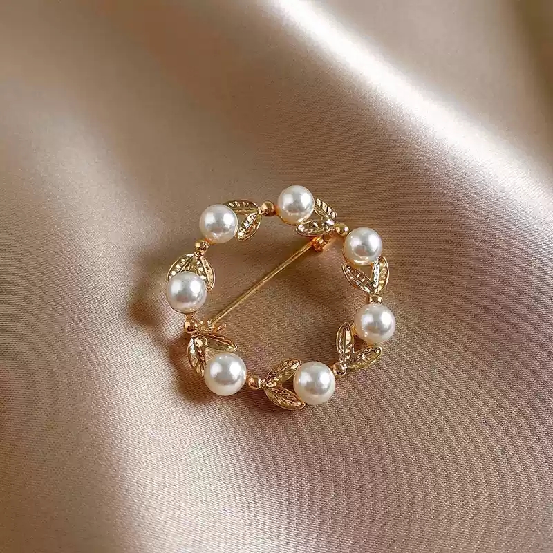 Pearl wheat ear circle brooch