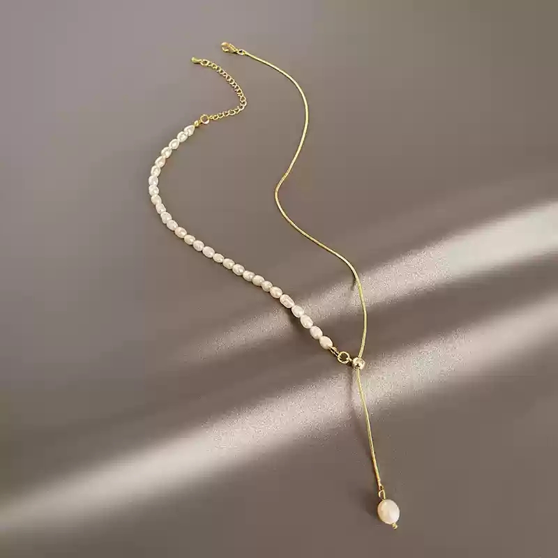 Natural pearl necklace with zipper pull