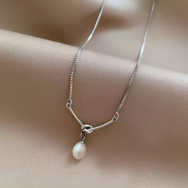 Pearl pendant necklace