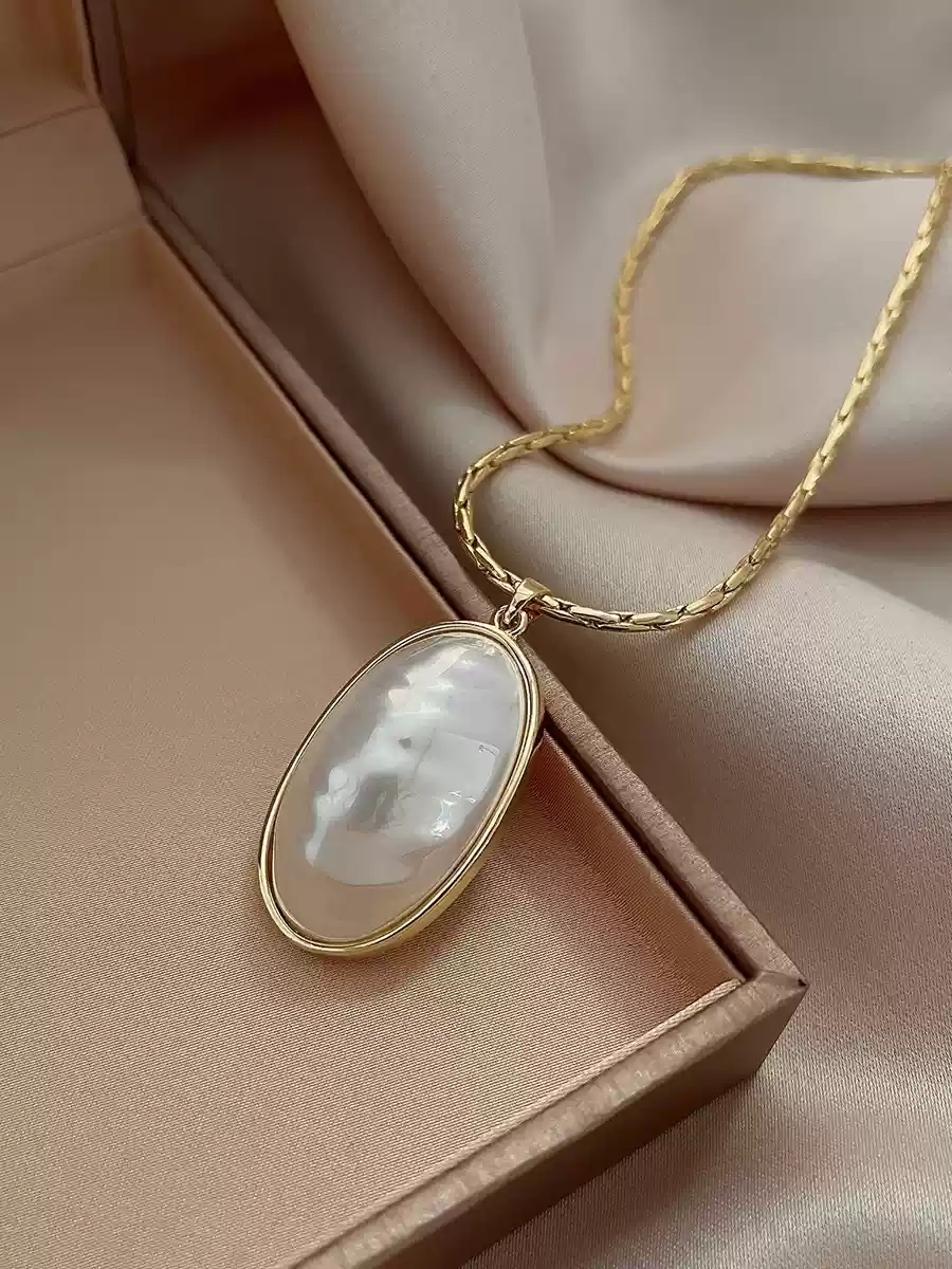 Pearl pendant necklace