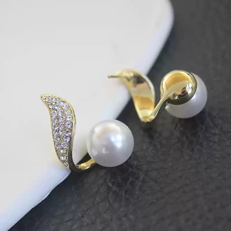 Pearl earrings 13920.42