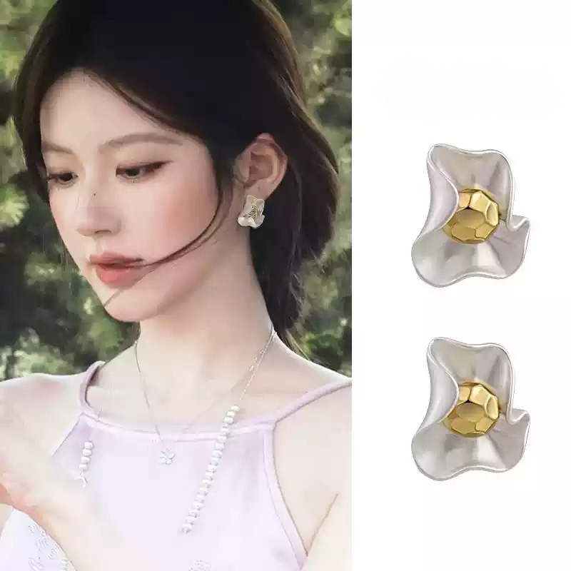 Zhao Lusi's same matte petal earrings