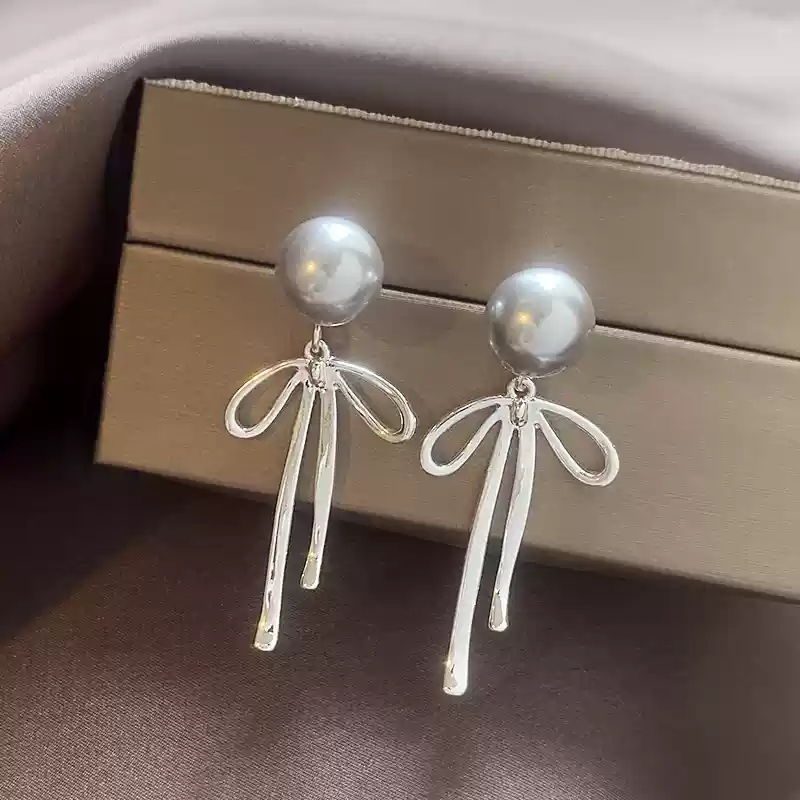 Butterfly knot hemp grey pearl earrings