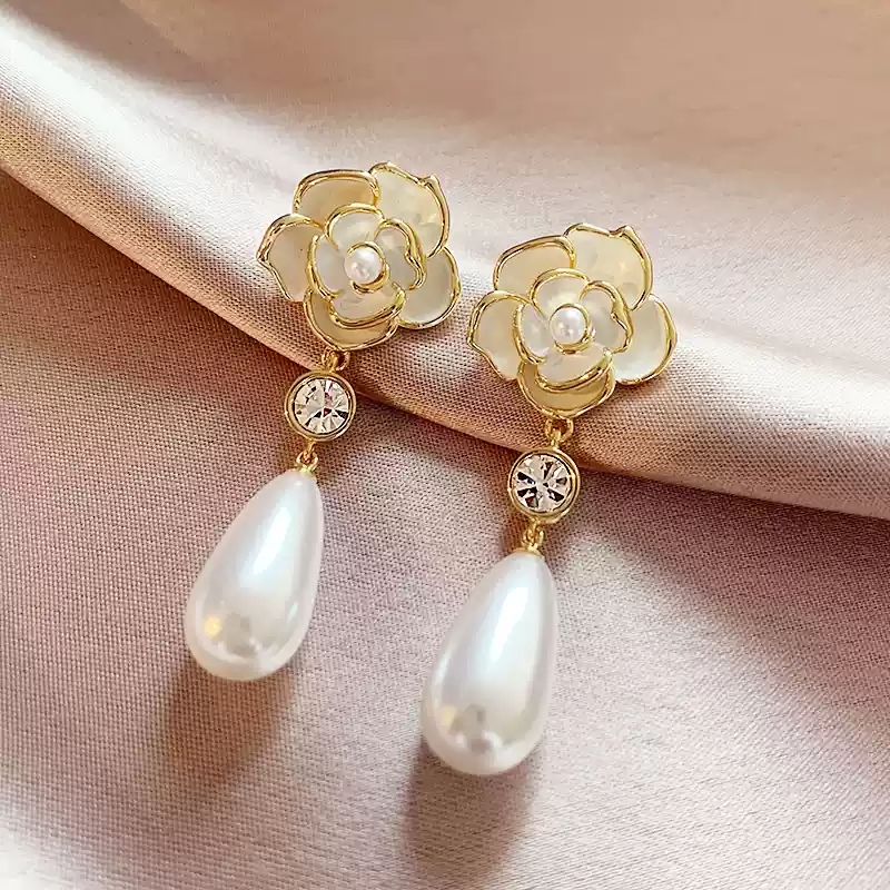 Camellia water droplet pearl earrings