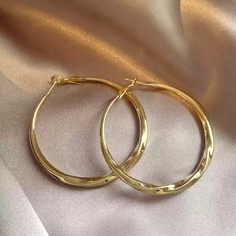 M ö bius Gold Ear Ring (5cm)