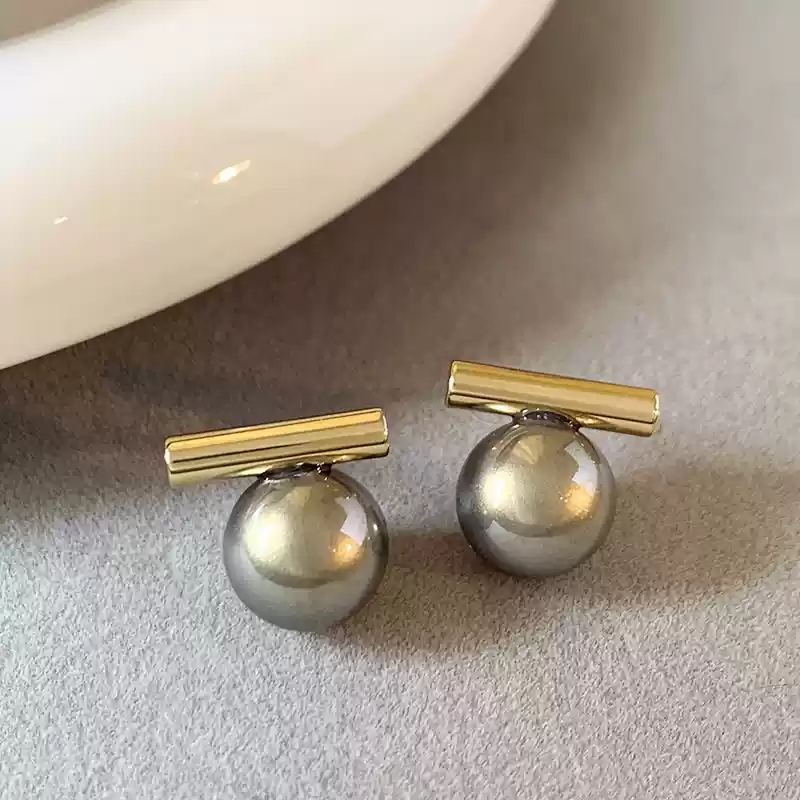 Grey pearl earrings