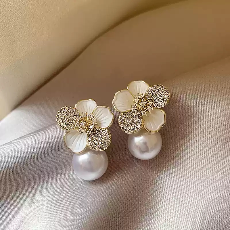 Flower pearl earrings