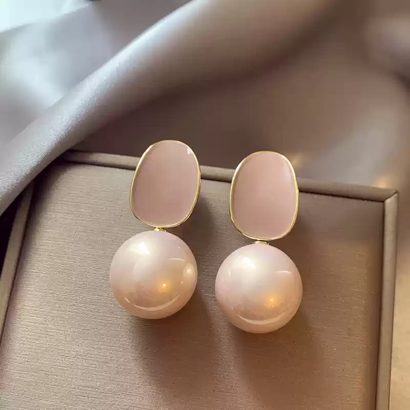 Milk tea pink pearl earrings