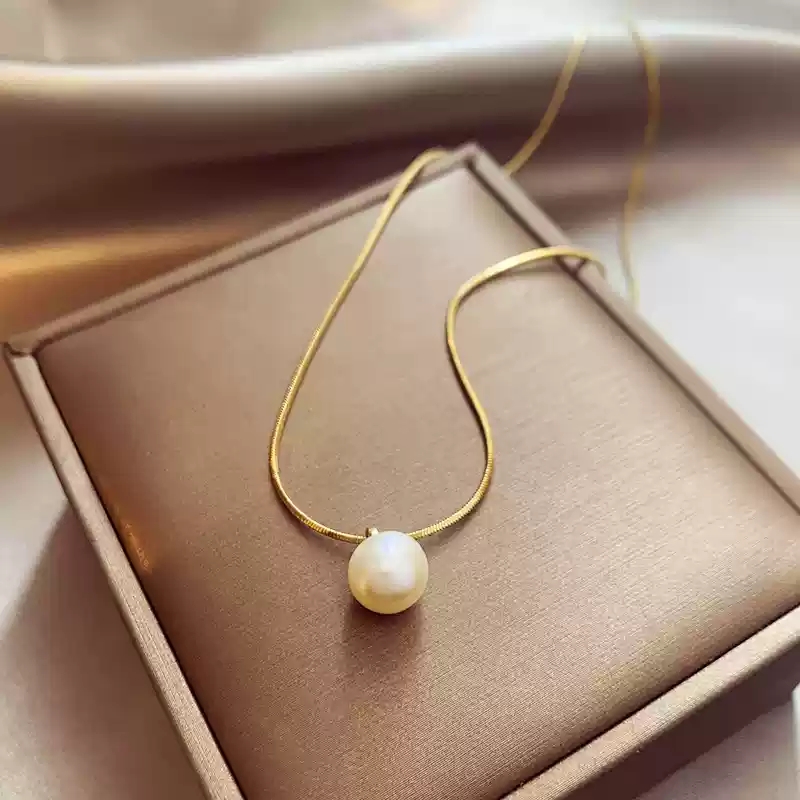 Single pearl necklace