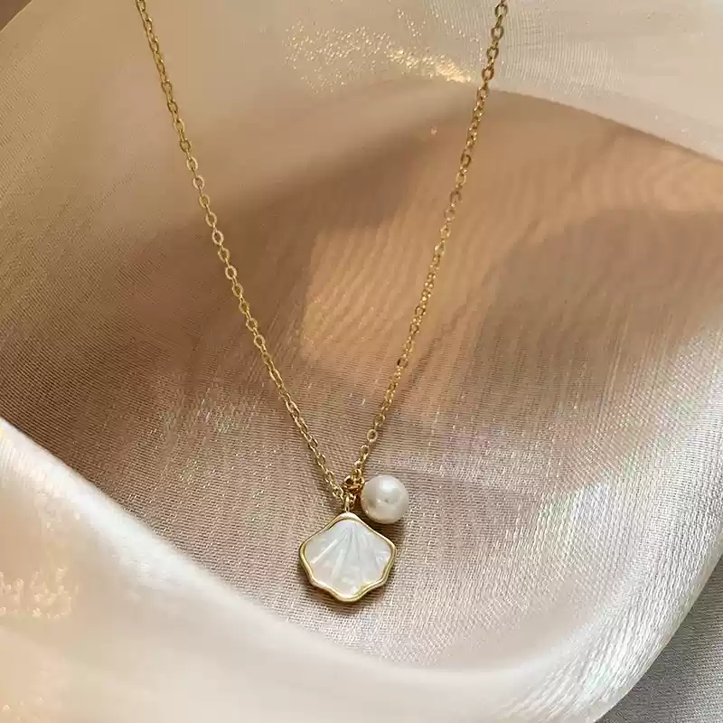 Shell pendant necklace