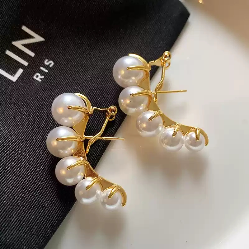 Retro pearl earrings