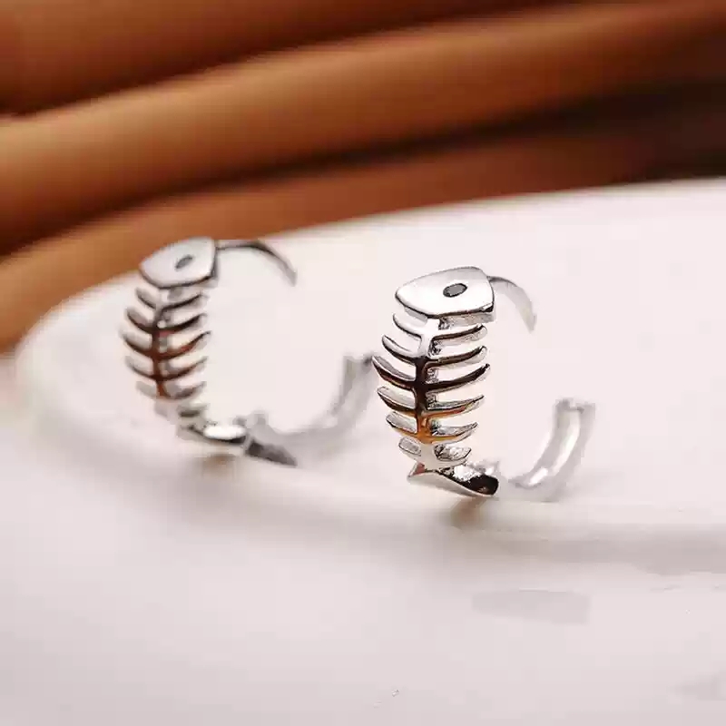 Grey fishbone earrings