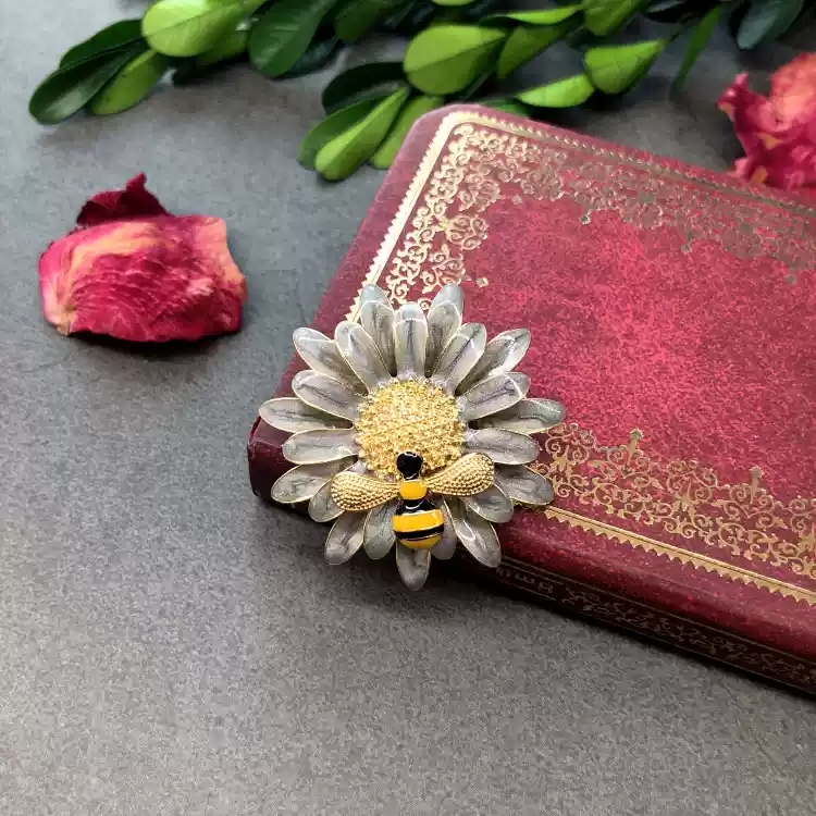 10 Bee Daisy (Ya Grey)