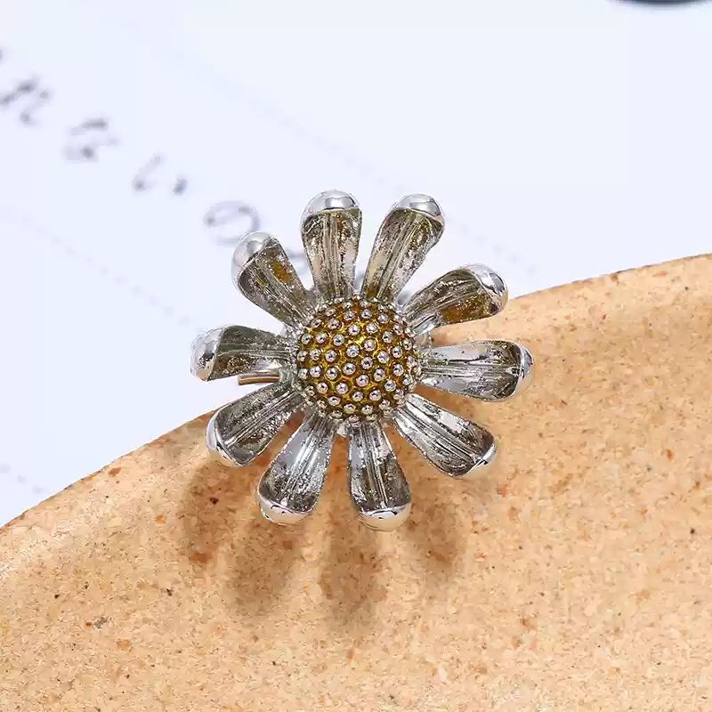 3- Retro Silver Daisy