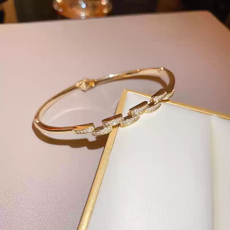 7 # Bracelet - Gold (Interwoven)